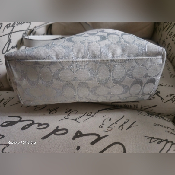 COACH PENELOPE SLVER SIGNATURE TOTE PATENT LEATHER 20261E WHITE PURPLE LINING - Picture 3 of 7